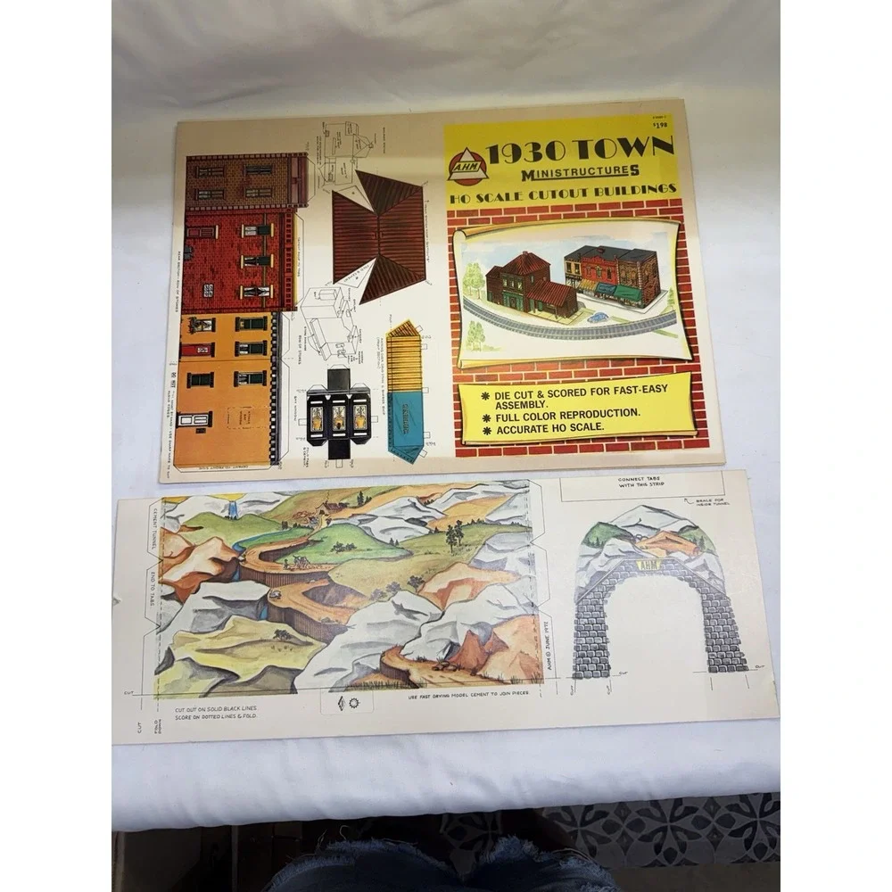 AHM HO Scale Electric Train Set Lot 5 Cars, 1 Locomotive, Crossing Gate And More